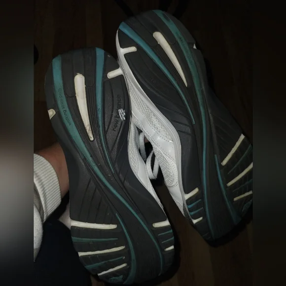 New Balance Women's Sneakers in White and Sky Blue - Picture 6 of 8